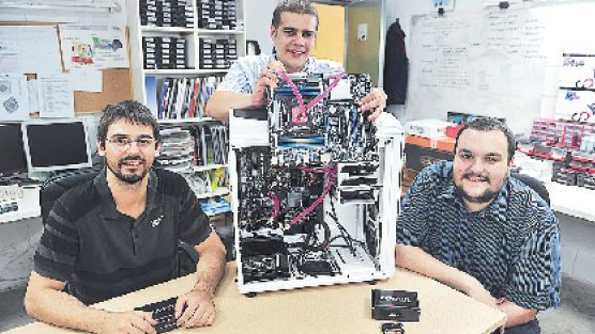 Los tres jóvenes ingenieros, Alejandro Muñoz, Jaime Sánchez y David Oviedo, en su lugar de trabajo