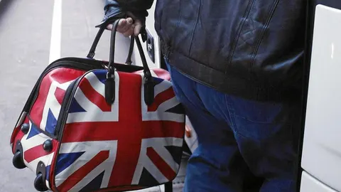 Un búlgaro parte en autobús hacia Reino Unido, tras la entrada en vigor de la nueva ley de trabajo