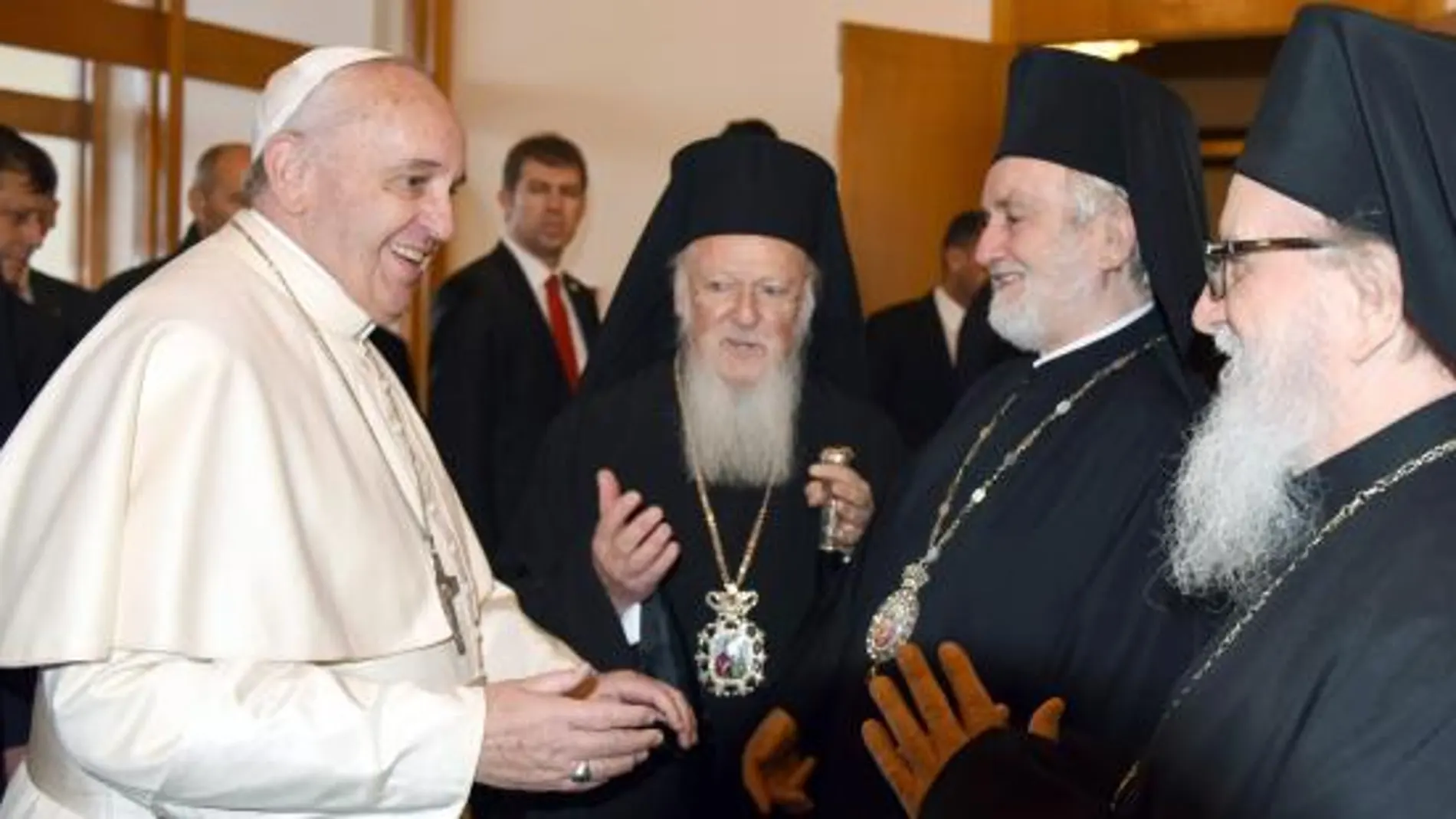 El Papa, junto al Patriarca de Constantinopla, Bartolomé I, el Metropolita Siro-Ortodoxo, Jean Kawak, el Vicario Patriarcal Armenio Apostólico y otros representantes de las comunidades protestantes.