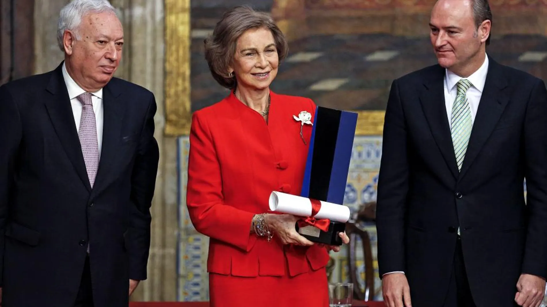 La Reina Sofía tras recibir de manos del president de la Generalitat, Alberto Fabra (d), y el ministro de Asuntos Exteriores, José Manuel García Margallo, el XXI Premio Convivencia de la Fundación Manuel Broseta