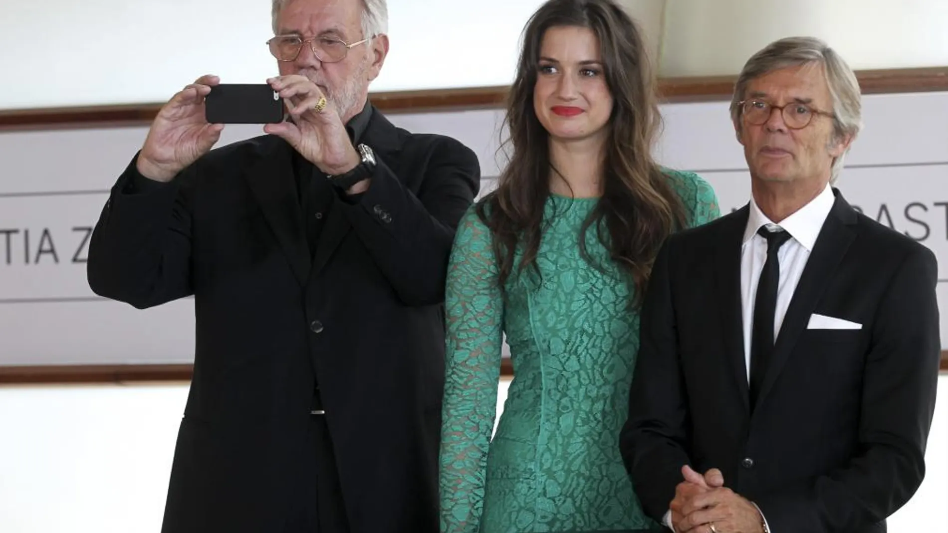 Bille August (d) posa junto a los actores, Morten Grunwald y Danica Curcic tras presentar su película "Stille Hjerte/ Silent Heart".