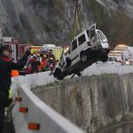 Cuatro personas, dos de ellas menores, han muerto hoy al caer al río Ter la furgoneta en que viajaban cuando circulaba por la carretera C-17 a su paso por Les Llosses (Girona).