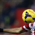 Diego Costa controla un balón en el partido ante el Barcelona en el Vicente Calderón de Madrid.