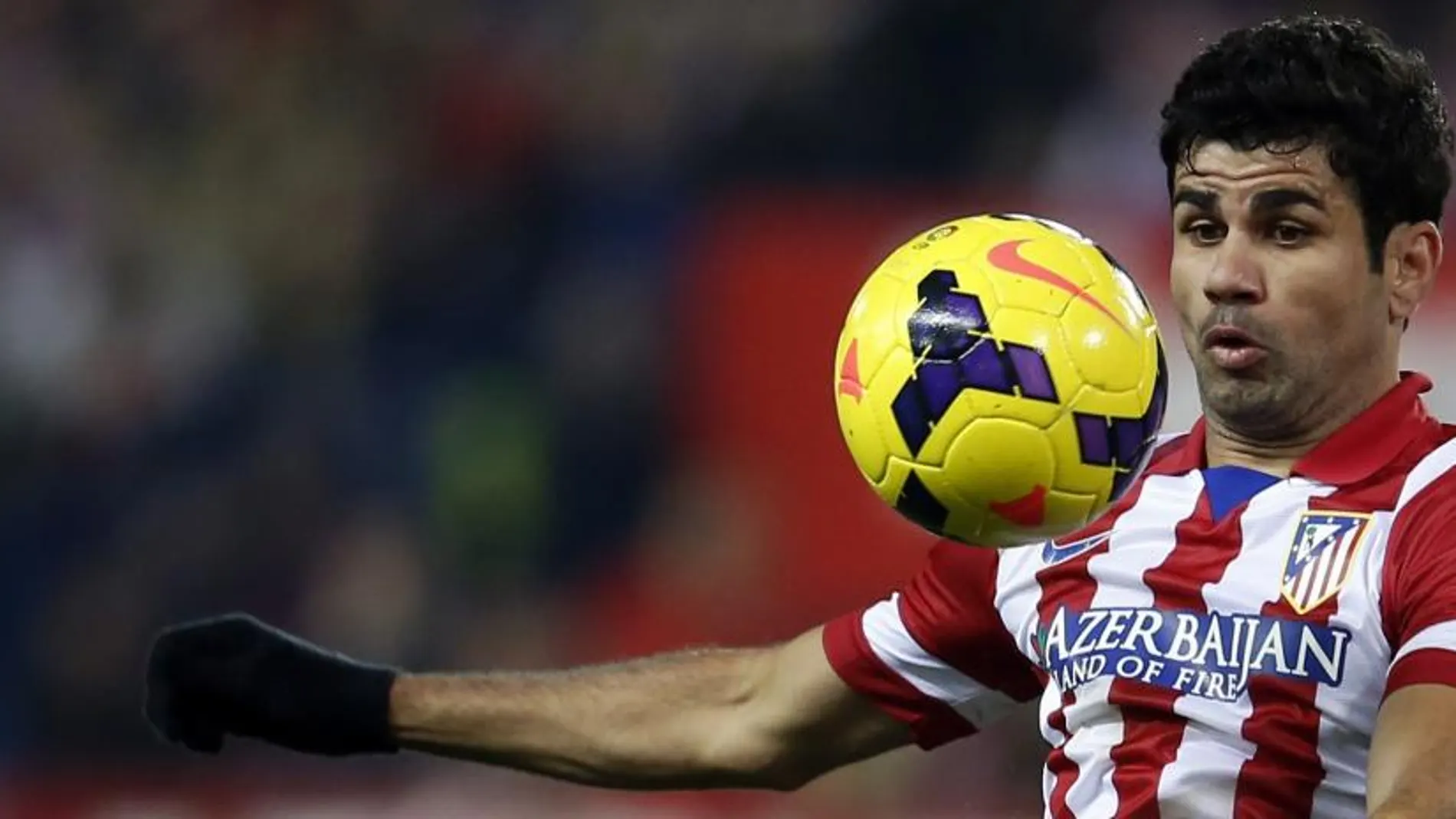 Diego Costa controla un balón en el partido ante el Barcelona en el Vicente Calderón de Madrid.