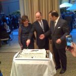 De izda a drcha., señora de Majali, esposa del embajador de Jordania, junto a su marido el embajador jordano Ghassan Majali (en el centro) cortando la tarta, delante del embajador de Argelia don Mohammed Haneche.