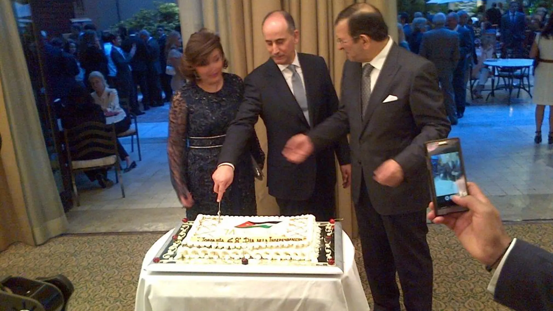 De izda a drcha., señora de Majali, esposa del embajador de Jordania, junto a su marido el embajador jordano Ghassan Majali (en el centro) cortando la tarta, delante del embajador de Argelia don Mohammed Haneche.