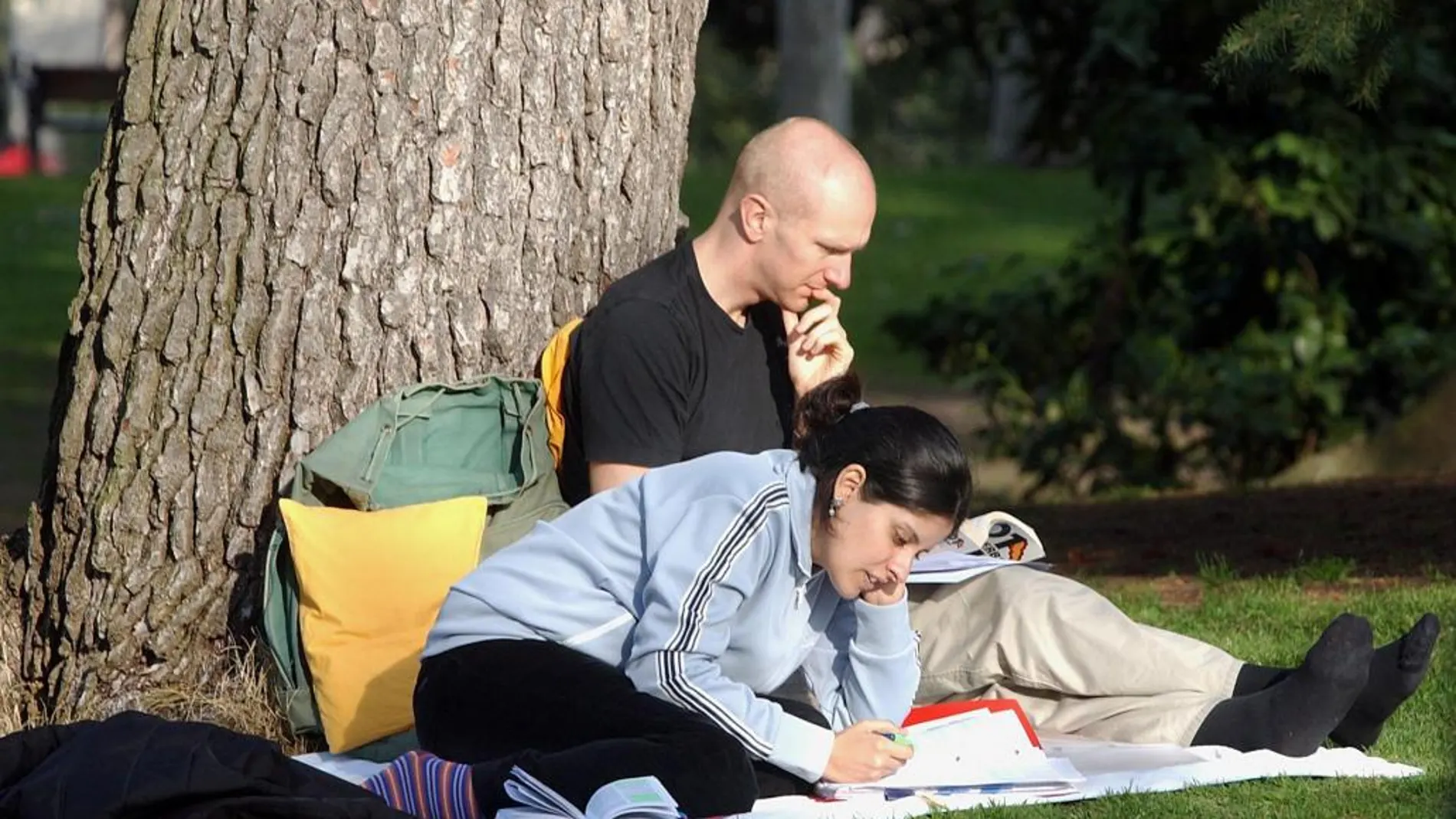 Una pareja disfruta del buen tiempo en el parque de El Retiro.