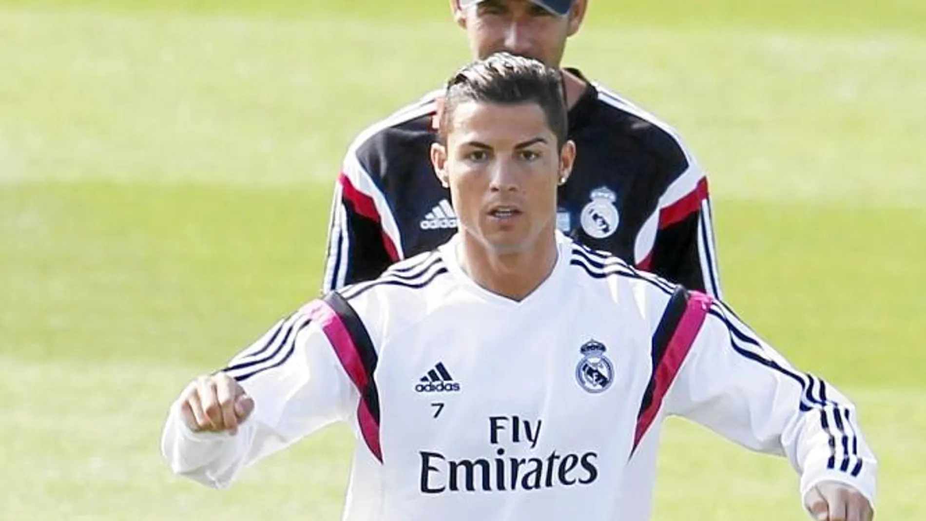 Ronaldo, atento al balón en Valdebebas