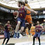 Romain Sato, del Valencia Basket, tapona la acción de Marcelo Huertas, del Barcelona.