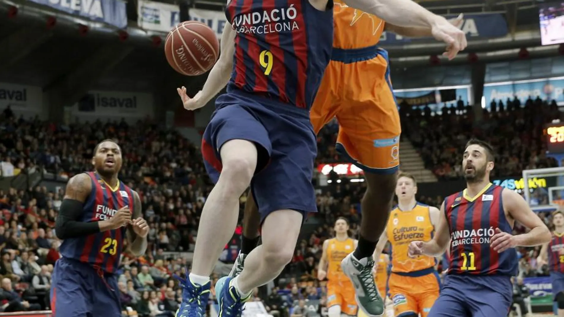Romain Sato, del Valencia Basket, tapona la acción de Marcelo Huertas, del Barcelona.