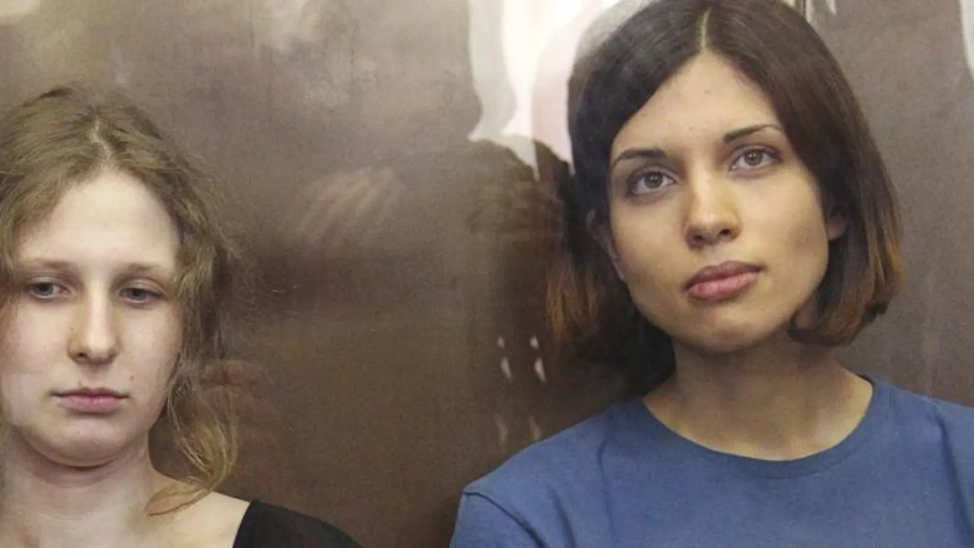 Foto de archivo de las componentes del grupo de punk ruso Pussy Riot Maria Alyokhina (izq) y Nadezhda Tolokonnikova (dcha), durante una sesión de su juicio en Moscú (Rusia).