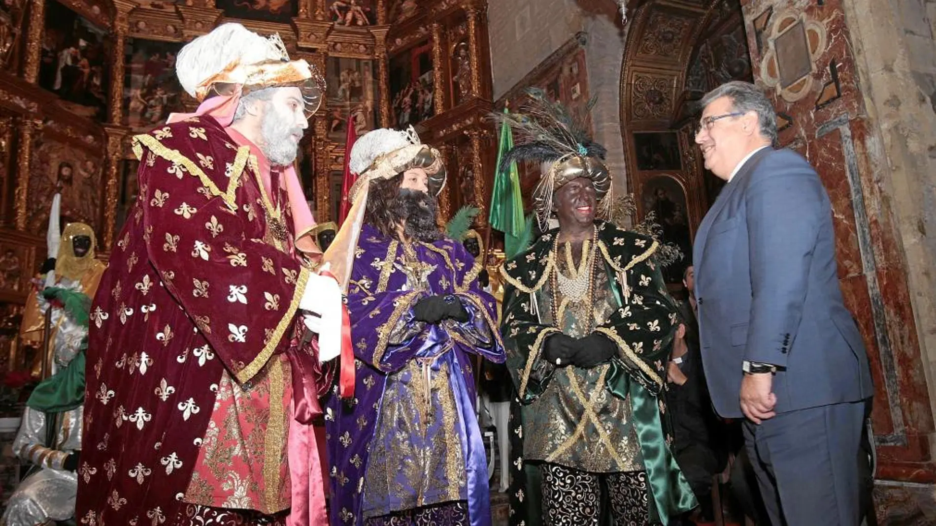 El alcalde junto a los Reyes Magos de Triana.