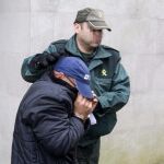 Salida del juzgado de Negreira del hombre, P.R. de 46 años, acusado de abusos sexuales continuados a su hija biológica, menor de edad, y a las tres hijas de su expareja sentimental y también madre de la primera.