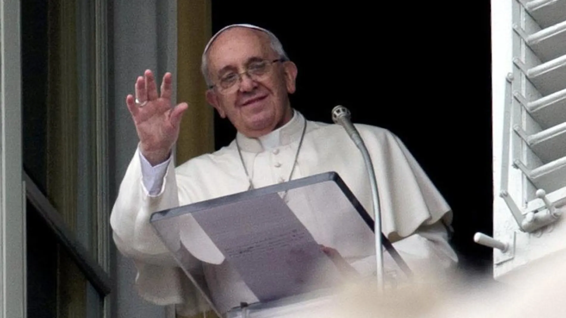El papa saluda desde la ventana del Vaticano