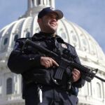 EN MÁXIMA ALERTA. Un policía hace guardia frente al Capitolio en Washington