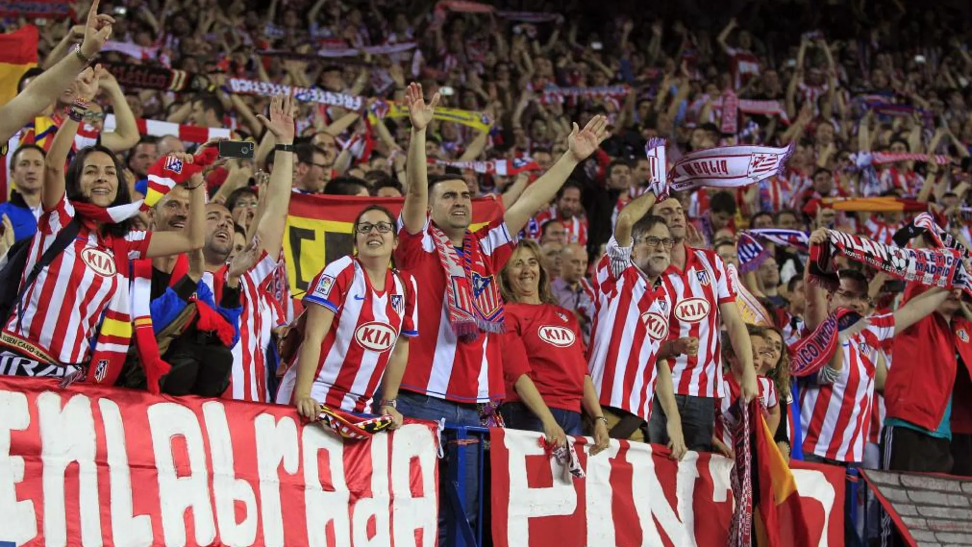 Aficionados del Atlético de Madrid celebran la victoria ante el FC Barcelona