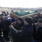 Tártaros de Crimea en el entierro de Reshat Ametov, en Simferopol