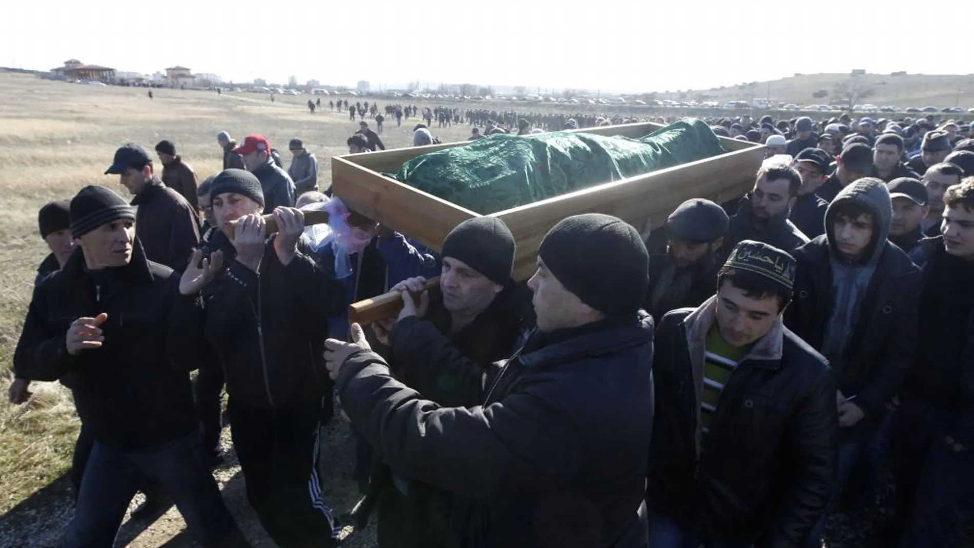 Tártaros de Crimea en el entierro de Reshat Ametov, en Simferopol