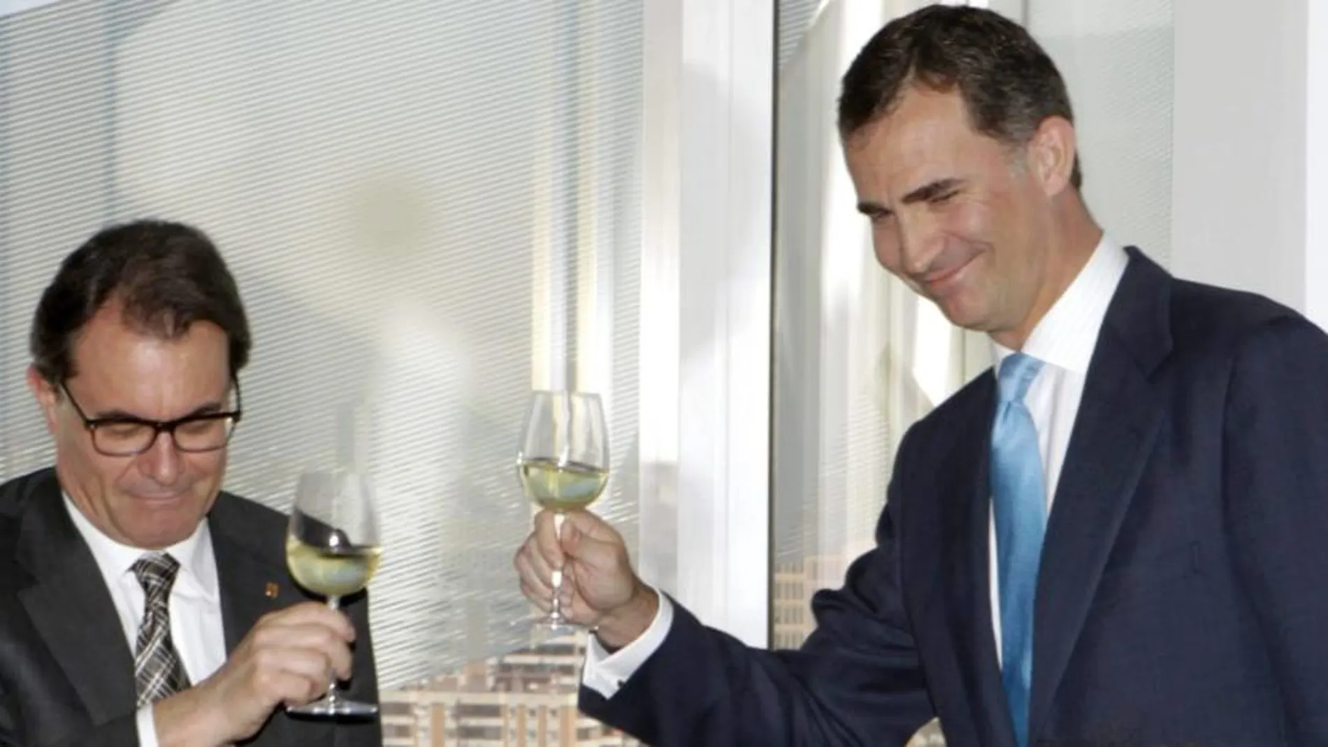 El Príncipe Felipe brinda con presidente de la Generalitat, Artur Mas, durante un almuerzo celebrado tras la inauguración de la nueva sede del grupo de perfumería Puig.