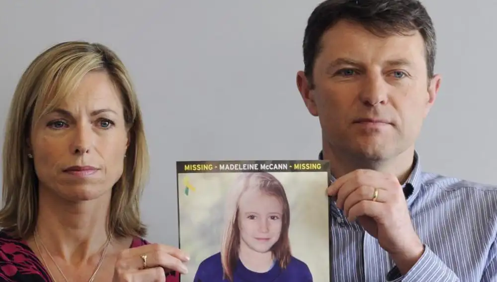 Imagen de archivo datada el 2 de mayo del 2012 que muestra a Kate y Gerry McCann con una foto de su hija desaparecida Madeleine McCann