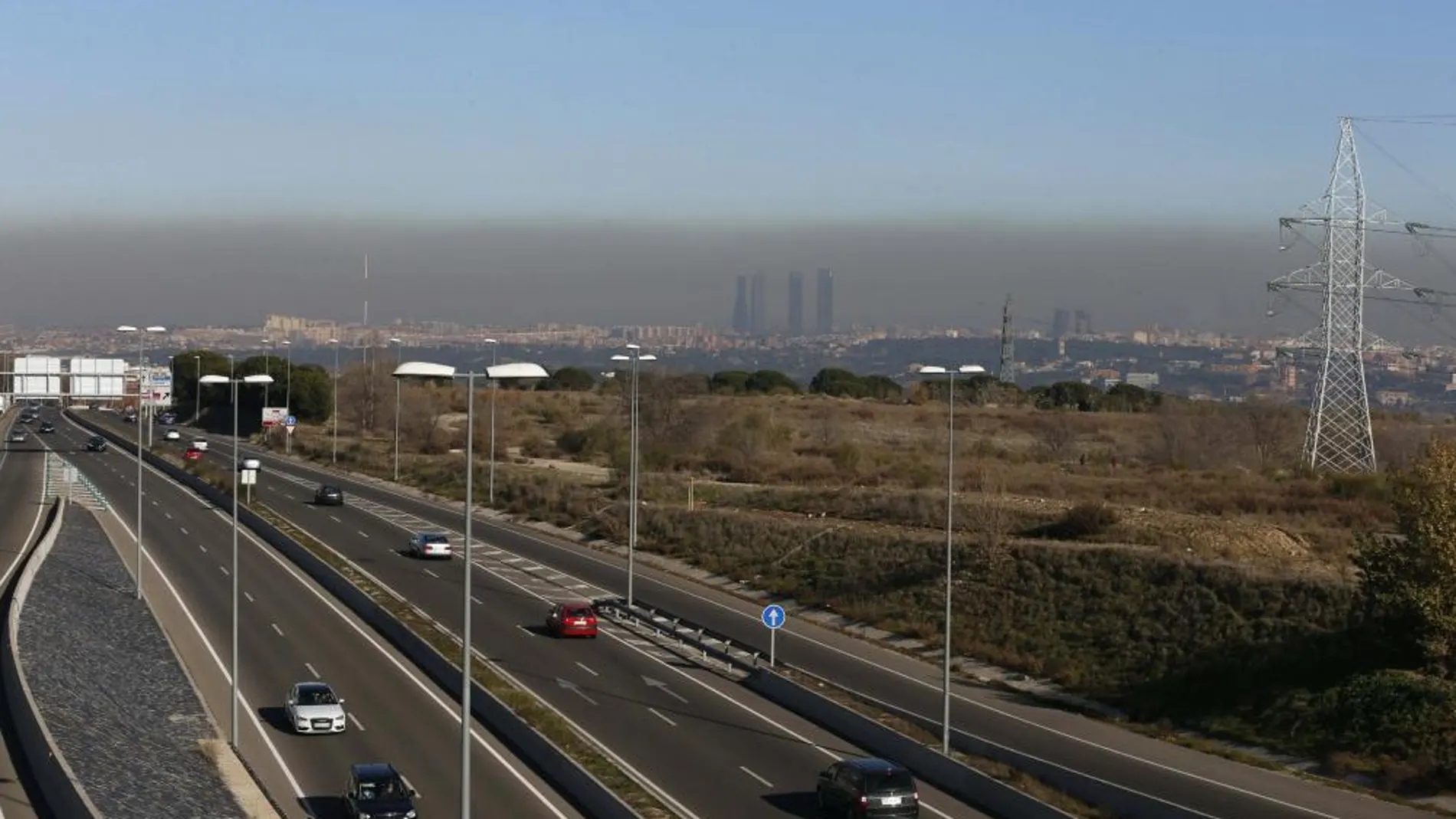 Vista desde Pozuelo de las Cuatro Torres de Madrid, en la que se aprecia la nube de contaminación que cubre la capital española.