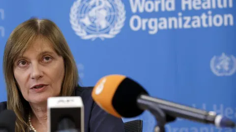 La subdirectora general de la Organización Mundial de la Salud (OMS), Marie-Paule Kieny, da una rueda de prensa tras la reunión del Comité de Ética de la Organización Mundial de la Salud