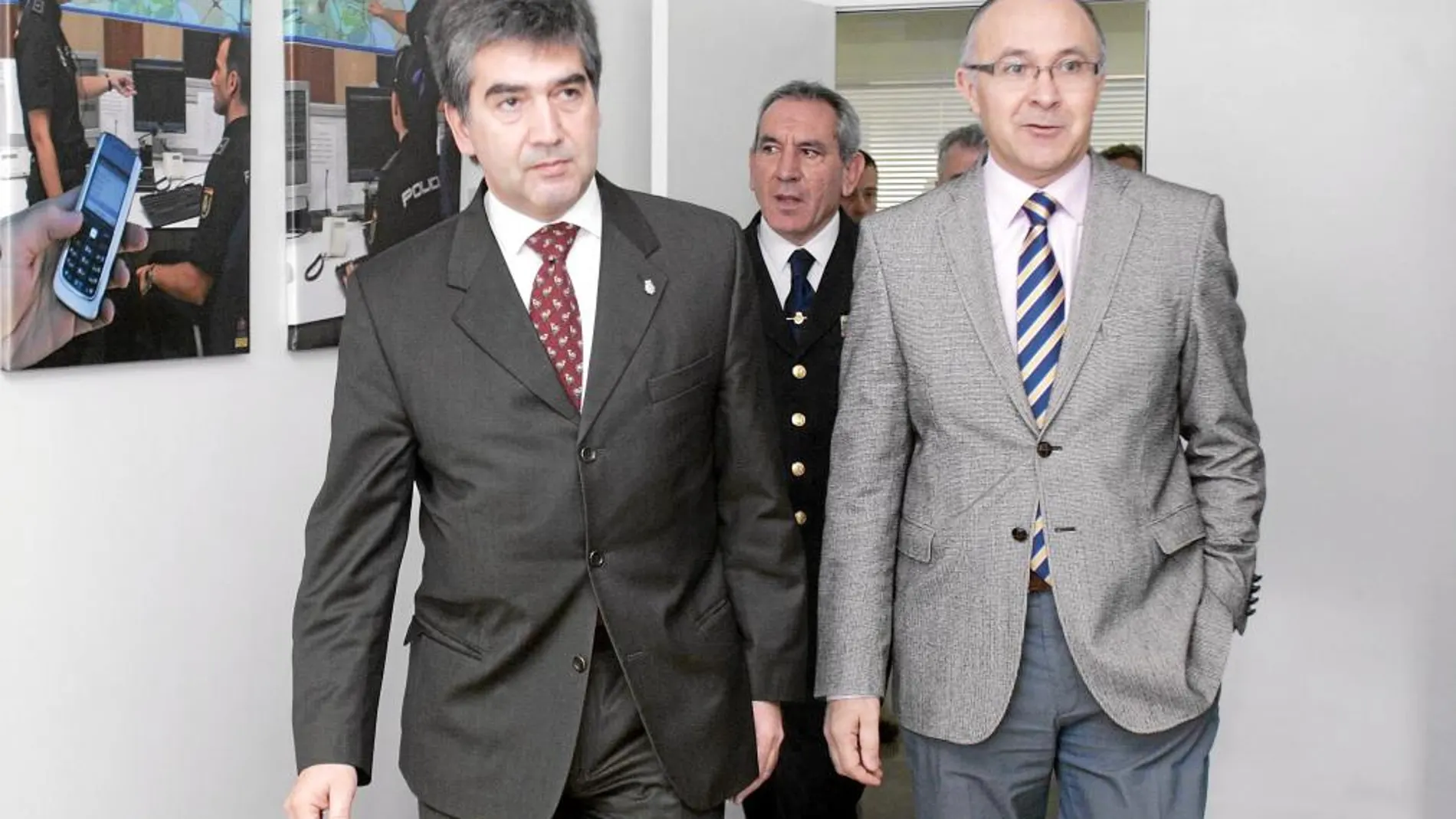 El delegado del Gobierno de España en Castilla y León, Ramiro Ruiz Medrano, junto a Ignacio Cosidó