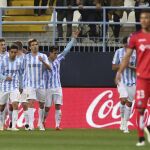 Los jugadores del Málaga CF celebran el primer gol del equipo malacitano