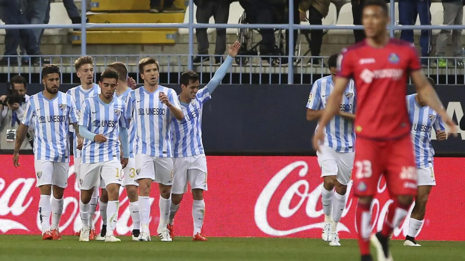 Los jugadores del Málaga CF celebran el primer gol del equipo malacitano