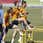 Los jugadores del Real Madrid Cristiano Ronaldo y Modric, entre otros, durante el entrenamiento del equipo