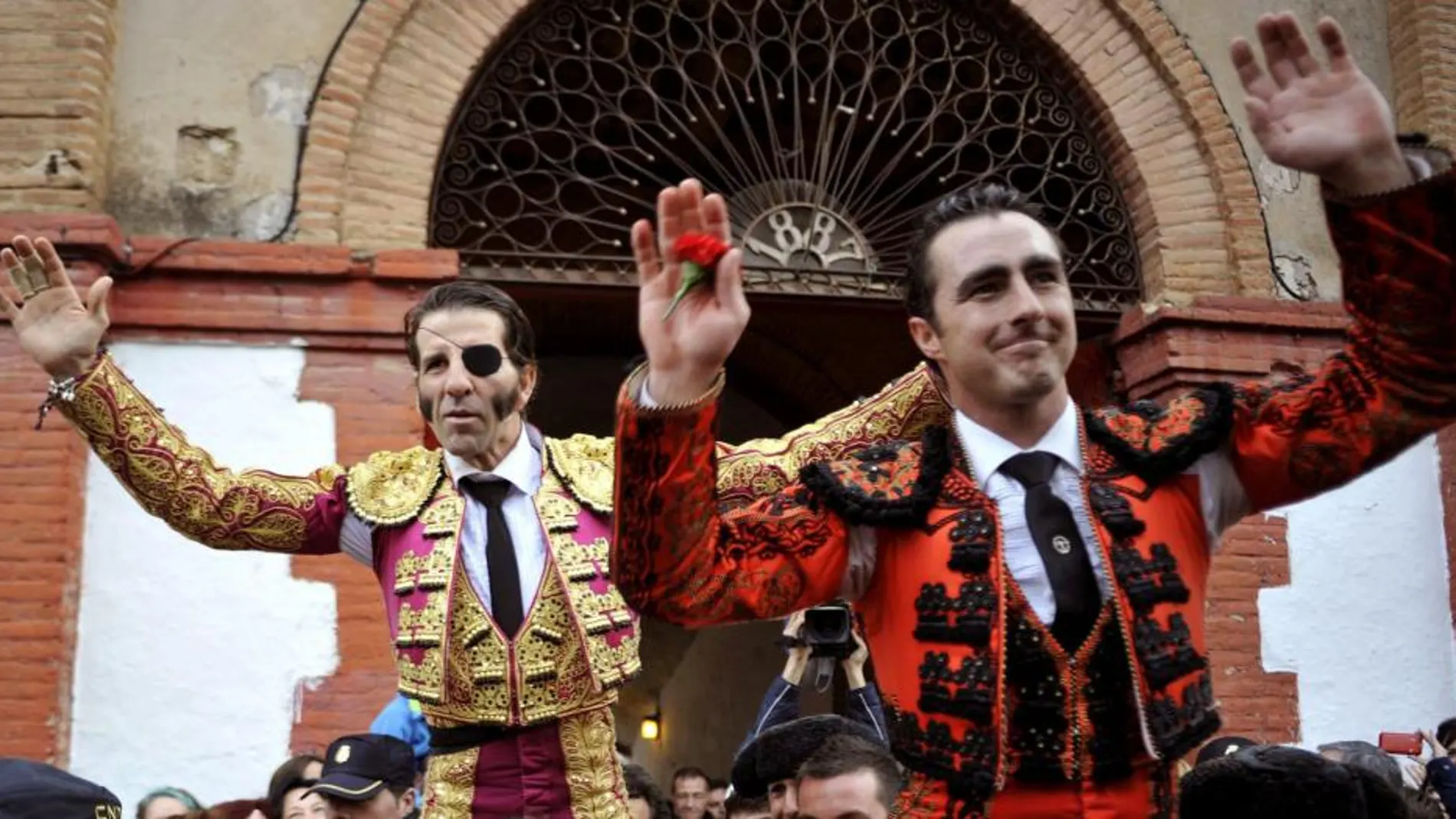 El Fandi y Juan José Padilla salen a hombros en la última de la Feria de la Magdalena