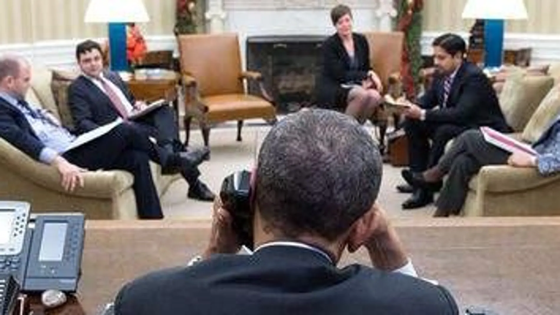 Barack Obama habla por teléfono con Raúl Castro