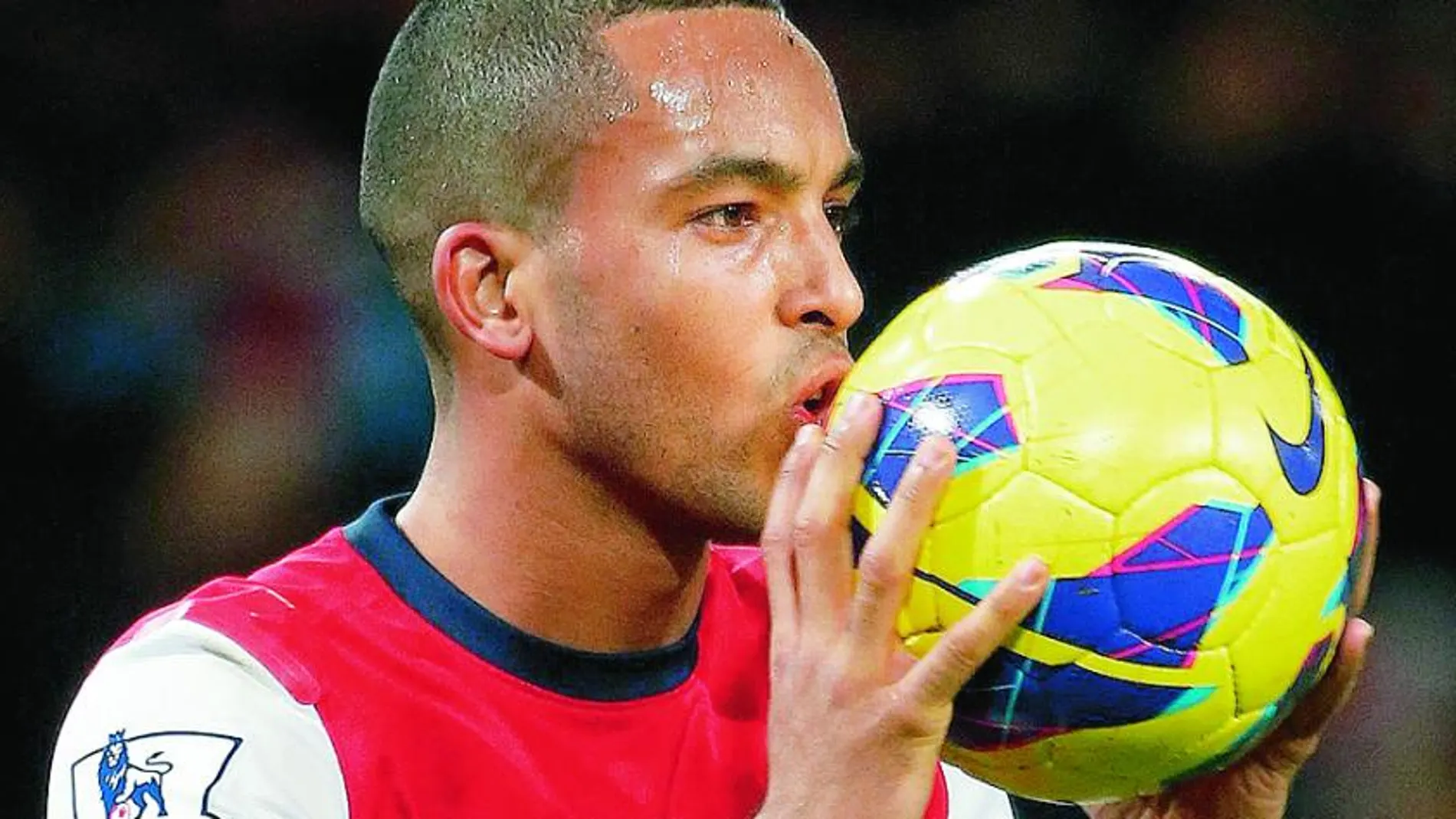 Walcott besa la pelota después del final del encuentro