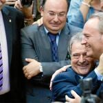 El presidente del PP valenciano, Alfonso Rus, abraza al jefe del Consell, Alberto Fabra en una imagen de archivo