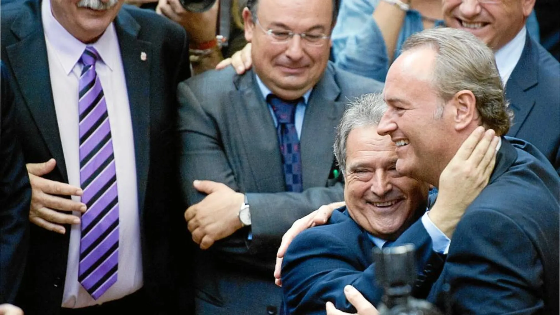 El presidente del PP valenciano, Alfonso Rus, abraza al jefe del Consell, Alberto Fabra en una imagen de archivo