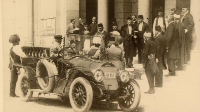 El archiduque austro-hungaro Francisco Fernando y su mujer, Sofía, en el ayuntamiento de Sarajevo el 28 de junio de 1914