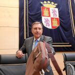 El consejero de Educación, Juan José Mateos, momentos antes de comparecer en las Cortes