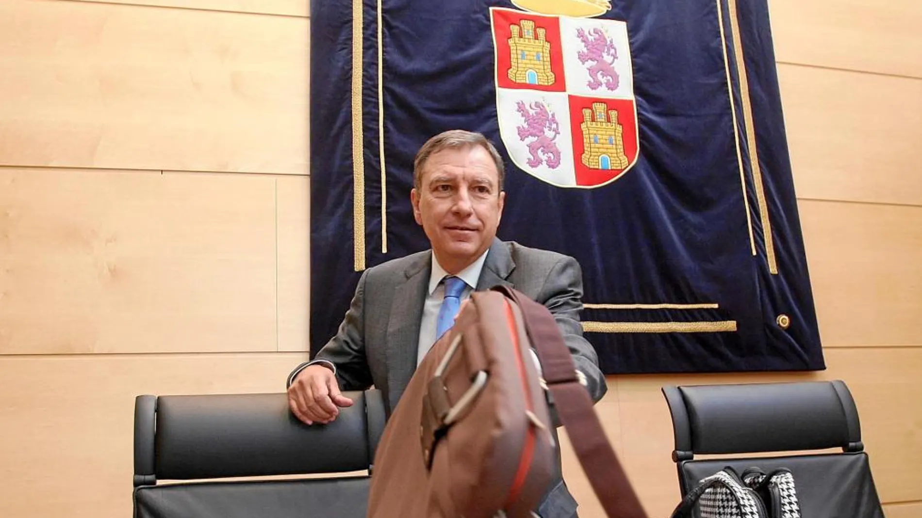 El consejero de Educación, Juan José Mateos, momentos antes de comparecer en las Cortes