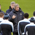 Manuel Pellegrini da instrucciones a sus jugadores en el entrenamiento de ayer