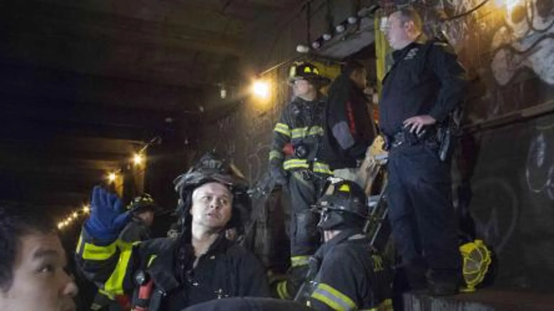 Los bomberos trabajan en el interior de los túneles del metro de Nueva York