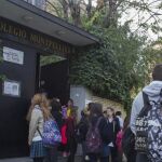 La niña de 14 años denunció que un hombre trató de secuestrarla el pasado lunes cuando salía del Colegio Montpellier, en el que estudia, situado en el distrito de Ciudad Lineal