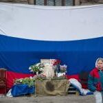 Flores a las puertas del edificio en que el pasado jueves murieron decenas de personas en Odesa.