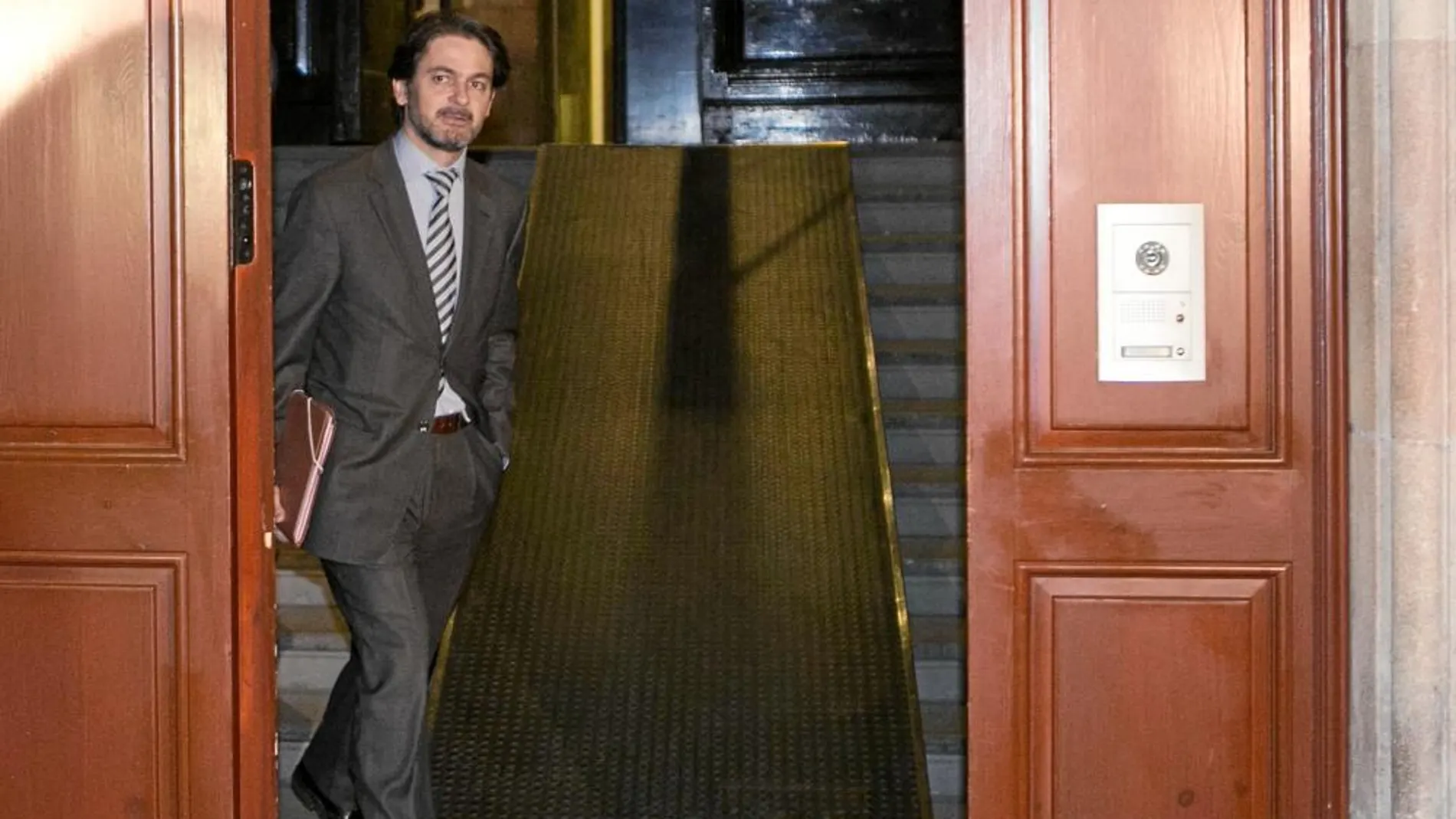 Oriol Pujol sale del Tribunal Superior de Justicia de Cataluña donde acudió a declarar como imputado en el «caso de las ITV» en abril de 2013