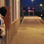 En la imagen, Miguel Ricart el pasado viernes espera un tren en la estación de Ciudad Real tras su salida de la cárcel