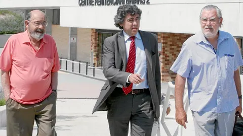 Fèlix Millet (a la izq.) y Jordi Montull (a la dcha.) a la salida de la cárcel Can Brians 2 donde pasaron trece días