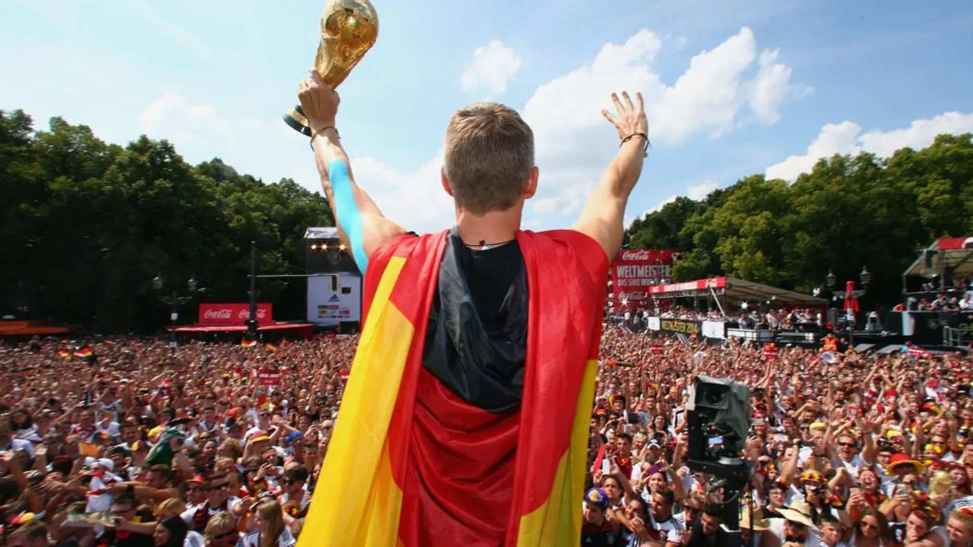 Schweinsteiger levanta la Copa del Mundo ante las decenas de miles de personas en Berlín.