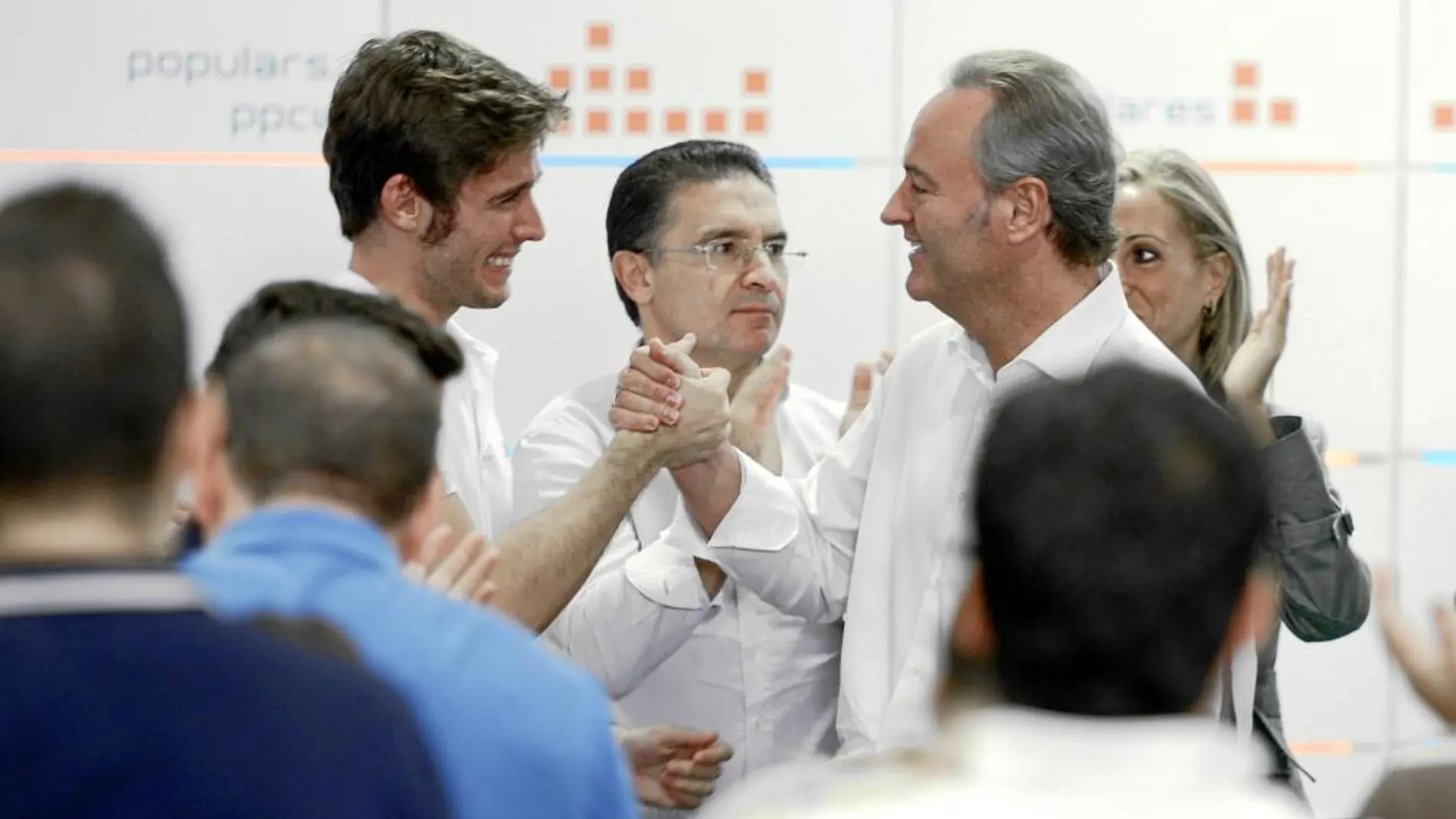 El presidente de NNGG, Juan Carlos Caballero, saluda al jefe del Consell, Alberto Fabra