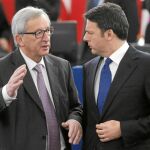 Jean-Claude Juncker junto al primer ministro italiano, Matteo Renzi, ayer en el Parlamento Europeo