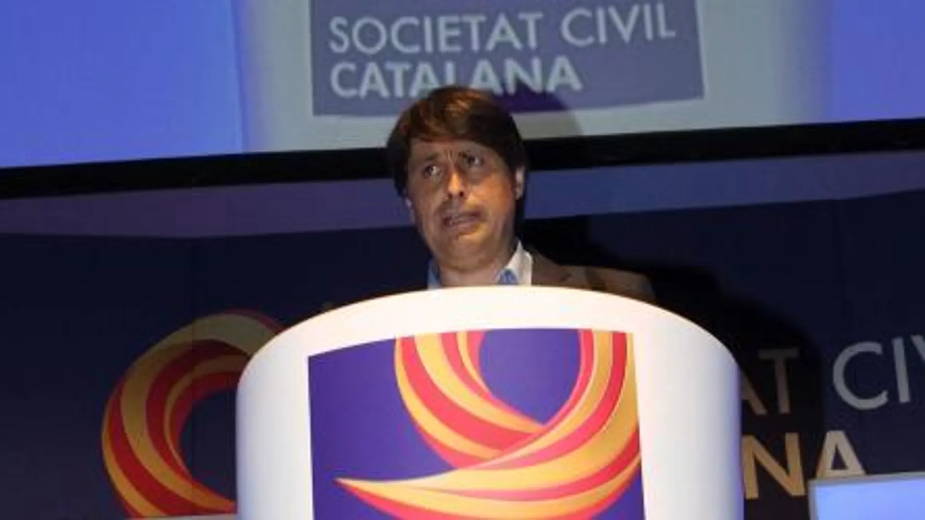 El presidente de la plataforma Societat Civil Catalana, José Rosiñol, durante su intervención hoy en el acto celebrado en Barcelona.