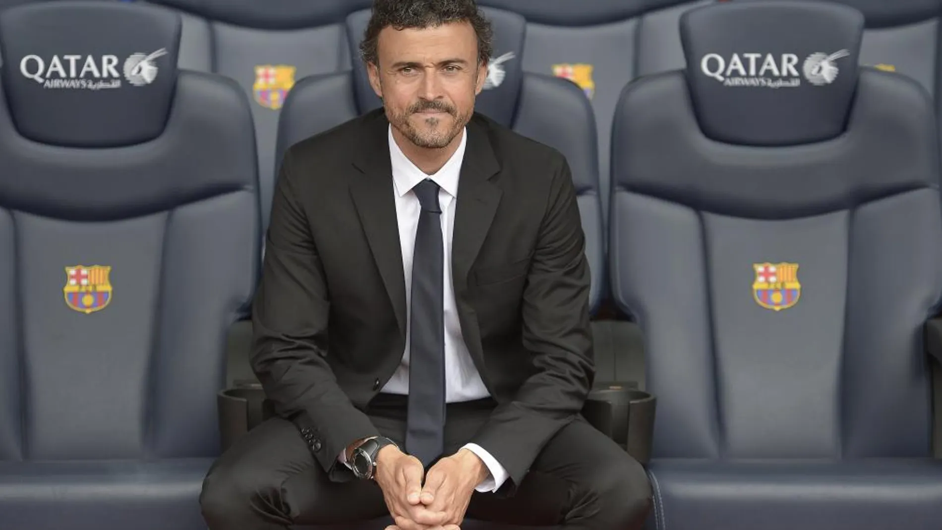 Luis Enrique posa en el banquillo culé durante su presentación oficial como nuevo técnico del Barcelona